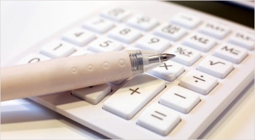 電卓とペンのイメージ画像